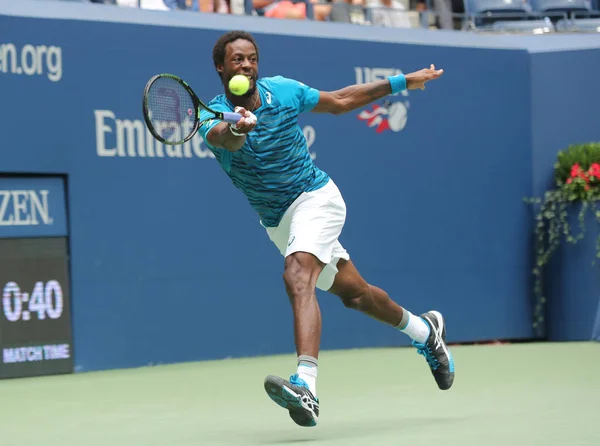 Jogador de tênis profissional Gael Monfis da França em ação durante a partida de quartas de final do US Open 2016 — Fotografia de Stock