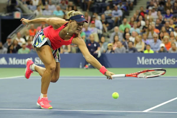 La campeona de Grand Slam Angelique Kerber de Alemania en acción durante su cuarto partido en el US Open 2016 — Foto de Stock