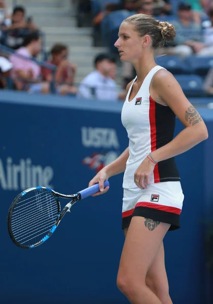La joueuse de tennis professionnelle Karolina Pliskova de la République tchèque en action lors de sa quatrième ronde à l'US Open 2016 — Photo
