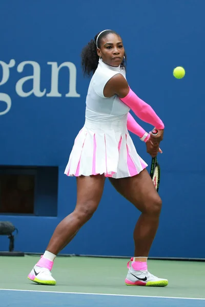 La championne du Grand Chelem Serena Williams des États-Unis en action lors de sa quatrième ronde à l'US Open 2016 — Photo