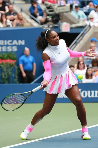 La campionessa del Grande Slam Serena Williams degli Stati Uniti in azione durante la sua terza partita agli US Open 2016 — Foto Stock