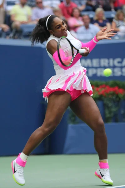 La campeona de Grand Slam Serena Williams de Estados Unidos en acción durante su cuarto partido en el US Open 2016 — Foto de Stock