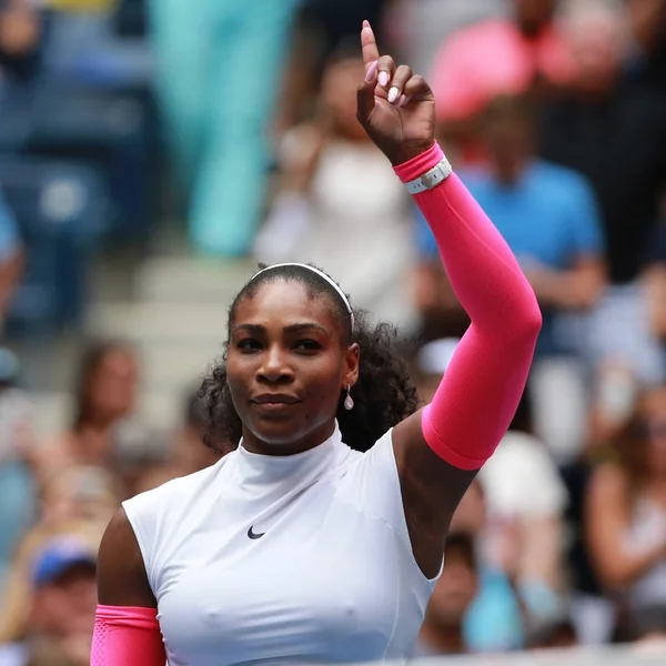 Grand Slamu Serena Williamsová z USA slaví vítězství po její třetí kolo zápas na nás Open 2016 — Stock fotografie
