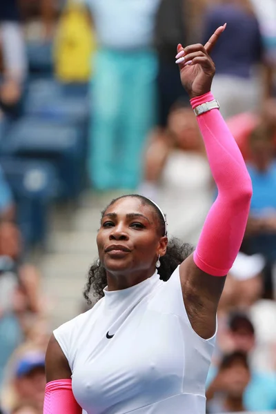 La campeona de Grand Slam Serena Williams de Estados Unidos celebra la victoria después de su tercer partido en el US Open 2016 —  Fotos de Stock