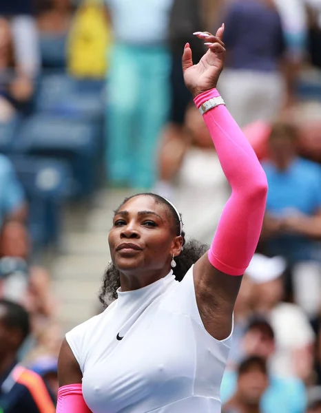 Grand Slam Championem Serena Williams w Stanach Zjednoczonych świętuje zwycięstwo po jej trzy rundy meczu o nas Open 2016 — Zdjęcie stockowe