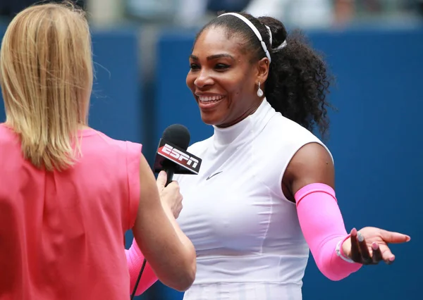 La campeona de Grand Slam Serena Williams de Estados Unidos durante una entrevista en la corte después de su tercer partido en el US Open 2016 — Foto de Stock