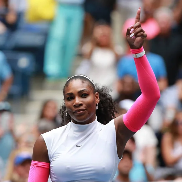 La campeona de Grand Slam Serena Williams de Estados Unidos celebra la victoria después de su tercer partido en el US Open 2016 — Foto de Stock