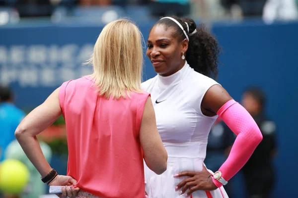 La campionessa del Grande Slam Serena Williams degli Stati Uniti durante un'intervista in tribunale dopo la sua terza partita agli US Open 2016 — Foto Stock