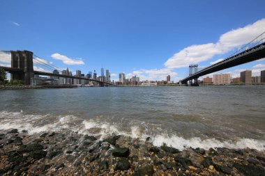 Brooklyn Köprüsü ve Manhattan Köprüsü arasında Doğu Nehri
