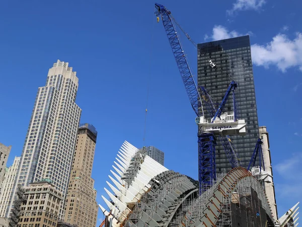 Bau des Verkehrsknotenpunktes des Welthandelszentrums durch santiago calatrava geht in manhattan weiter — Stockfoto