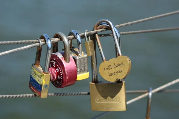 Fechaduras de amor no Brooklyn Bridge Park em Brooklyn, Nova York — Fotografia de Stock