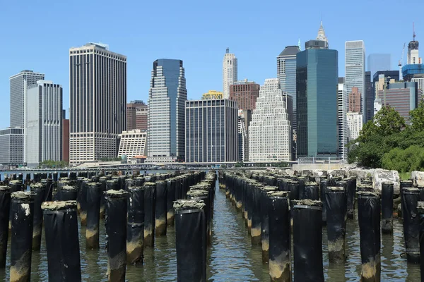 曼哈顿的天际线全景从布鲁克林大桥公园 — 图库照片