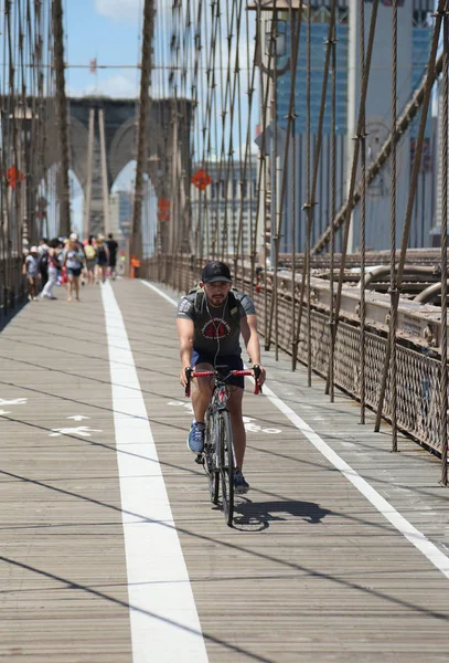 Pedestrians and bicyclists crossing Brooklyn Bridge — Stock Photo, Image