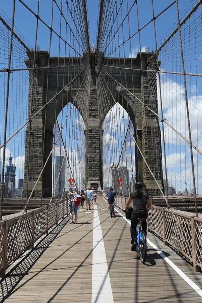 Pedestrians and bicyclists crossing Brooklyn Bridge — Stock Photo, Image