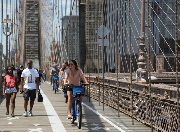 Peatones y ciclistas cruzando el puente de Brooklyn —  Fotos de Stock