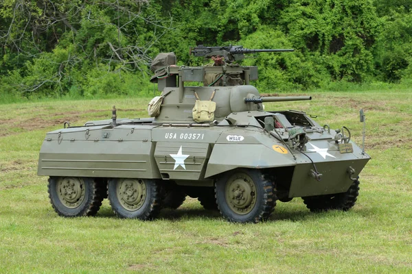 M8 Windhund-Panzerwagen aus dem Museum amerikanischer Rüstungen während des Zweiten Weltkriegs im Lager — Stockfoto