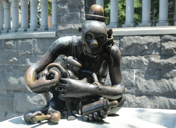 Sculture in bronzo in opere d'arte pubbliche permanenti Il mondo reale creato dallo scultore americano Tom Otterness situato nel Parco Rockefeller — Foto Stock