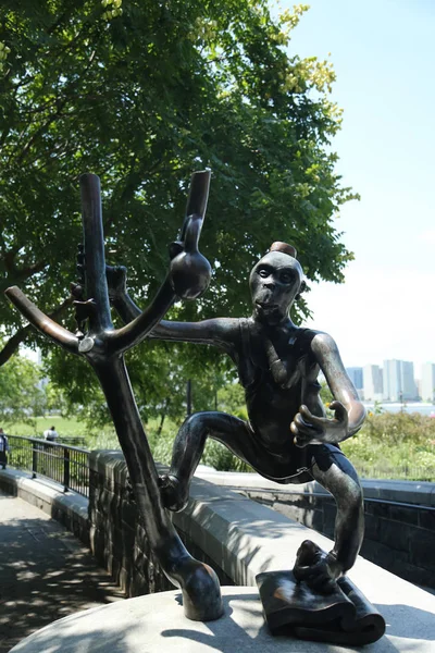 Esculturas de bronce en obras de arte públicas permanentes El Mundo Real creado por el escultor estadounidense Tom Otterness ubicado en Rockefeller Park — Foto de Stock