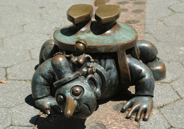 Brązu rzeźby o stałych publicznych kompozycji The Real World utworzonych przez amerykański rzeźbiarz, Tom Otterness znajduje się w parku Rockefellera — Zdjęcie stockowe