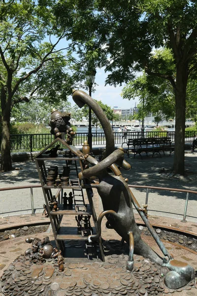 Brązu rzeźby o stałych publicznych kompozycji The Real World utworzonych przez amerykański rzeźbiarz, Tom Otterness znajduje się w parku Rockefellera — Zdjęcie stockowe