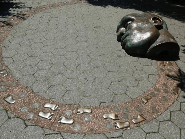 Bronze sculptures at permanent public artwork The Real World created by American sculptor Tom Otterness located in Rockefeller Park — Stock Photo, Image