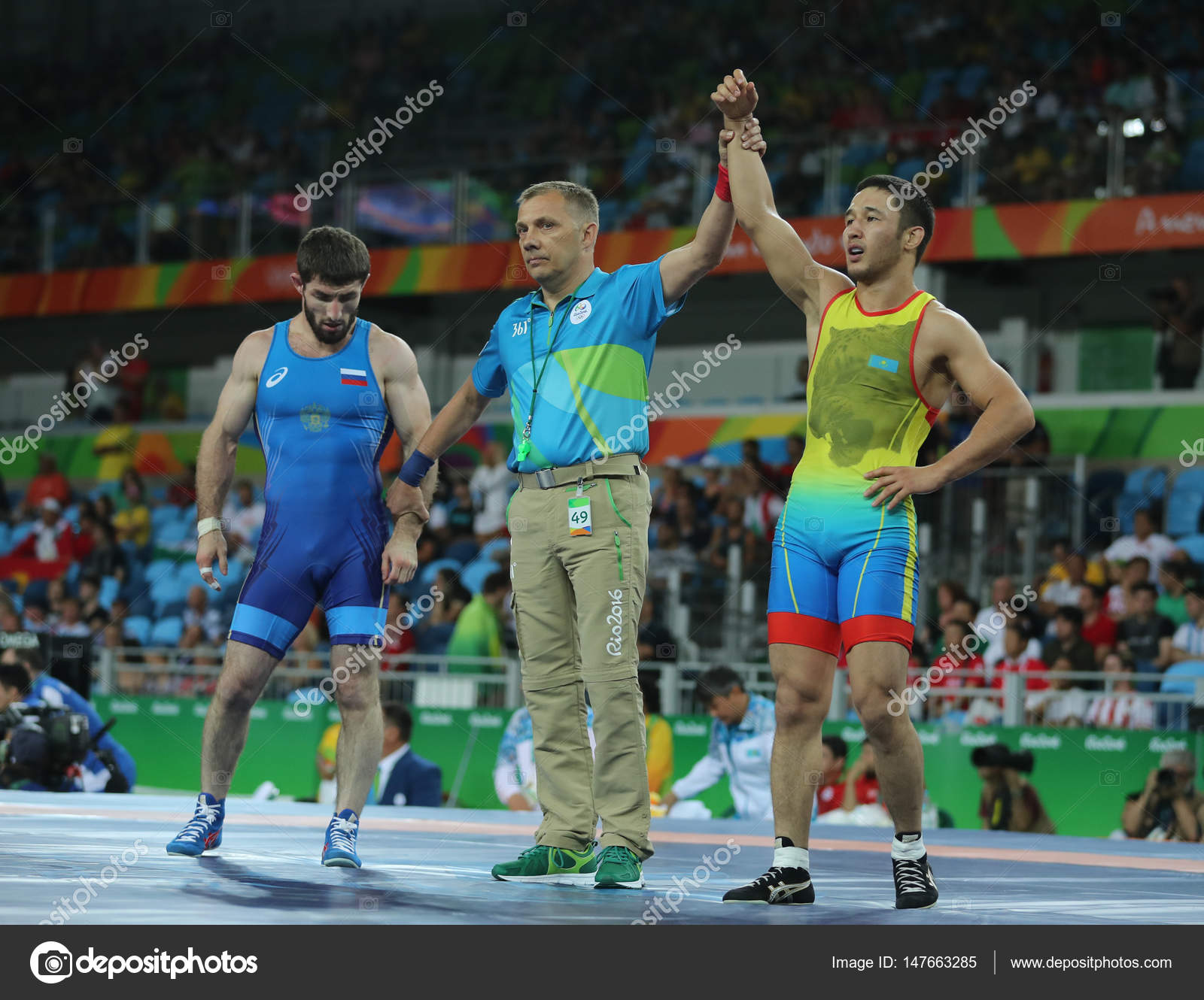 Lutteur Almat Kebispayev du Kazakhstan (R) a remporté le combat