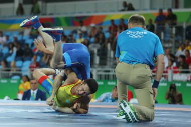Güreşçiler Ibragim Labazanov (Mavili) Rusya'nın ve Almat Kebispayev sırasında erkekler Greko-Romen 59 kg yeterlilik Rio 2016 Olimpiyatları'nda Kazakistan