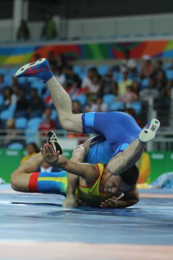 Güreşçiler Ibragim Labazanov (Mavili) Rusya'nın ve Almat Kebispayev sırasında erkekler Greko-Romen 59 kg yeterlilik Rio 2016 Olimpiyatları'nda Kazakistan