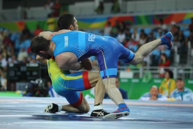 Güreşçiler Ibragim Labazanov (Mavili) Rusya'nın ve Almat Kebispayev sırasında erkekler Greko-Romen 59 kg yeterlilik Rio 2016 Olimpiyatları'nda Kazakistan