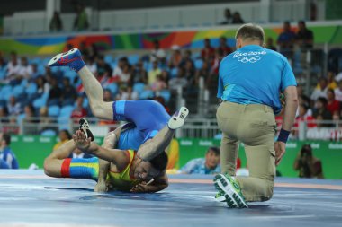 Güreşçiler Ibragim Labazanov (Mavili) Rusya'nın ve Almat Kebispayev sırasında erkekler Greko-Romen 59 kg yeterlilik Rio 2016 Olimpiyatları'nda Kazakistan