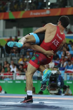 Güreşçiler Elvin Mursaliyev, Azerbaycan ('kırmızı) ve Mahmud Fawzy eylem erkekler Greko-Romen 75 kg yeterlilik Rio 2016 Olimpiyatları sırasında Mısır