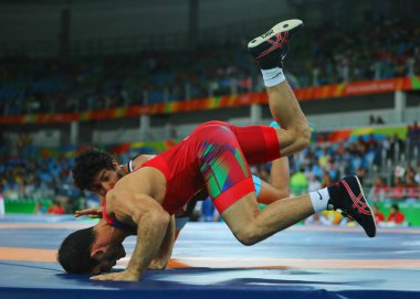 Güreşçiler Elvin Mursaliyev, Azerbaycan ('kırmızı) ve Mahmud Fawzy eylem erkekler Greko-Romen 75 kg yeterlilik Rio 2016 Olimpiyatları sırasında Mısır