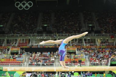 Artistik jimnastikçi Aliya Mustafina, Rusya Federasyonu kadın tüm-çevrede jimnastik Rio 2016 Olimpiyatları, denge aleti yarışıyor 