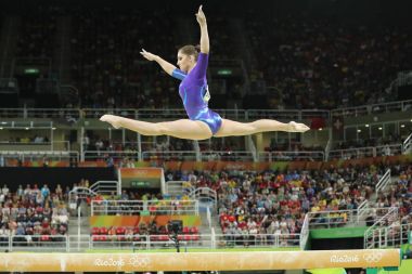 Artistik jimnastikçi Aliya Mustafina, Rusya Federasyonu kadın tüm-çevrede jimnastik Rio 2016 Olimpiyatları, denge aleti yarışıyor 