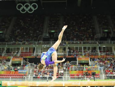 Artistik jimnastikçi Aliya Mustafina, Rusya Federasyonu kadın tüm-çevrede jimnastik Rio 2016 Olimpiyatları, denge aleti yarışıyor 
