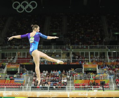 Artistik jimnastikçi Aliya Mustafina, Rusya Federasyonu kadın tüm-çevrede jimnastik Rio 2016 Olimpiyatları, denge aleti yarışıyor 