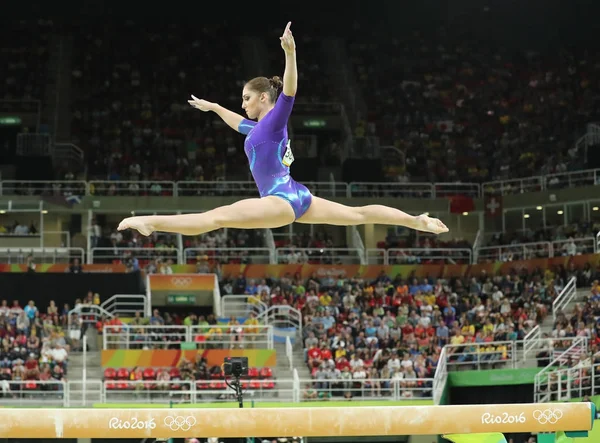 Художественная гимнастка Алия Мустафина из Российской Федерации соревнуется на бревне женской многоборья на Олимпийских играх в Рио-2016 — стоковое фото
