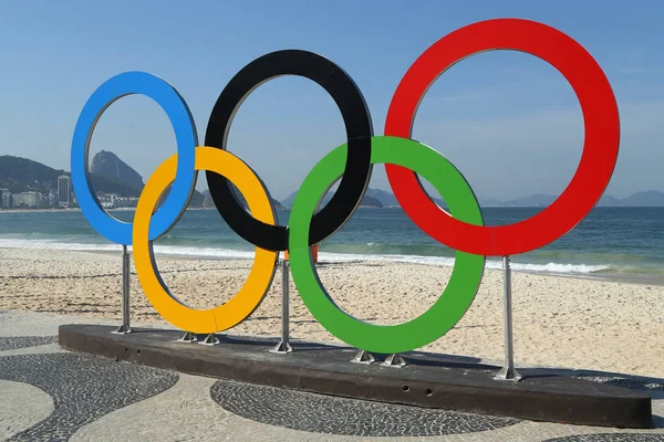 Olympische ringen op Copacabana strand in Rio de Janeiro — Stockfoto