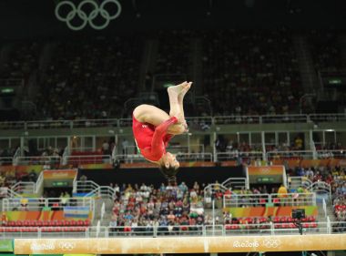 Kadın tüm-çevrede jimnastik Rio 2016 Olimpiyatları, denge aleti üzerinde Olimpiyat Şampiyonu Amerika Birleşik Devletleri Aly Raisman yarışıyor 
