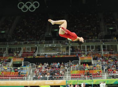 Kadın tüm-çevrede jimnastik Rio 2016 Olimpiyatları, denge aleti üzerinde Olimpiyat Şampiyonu Amerika Birleşik Devletleri Aly Raisman yarışıyor 