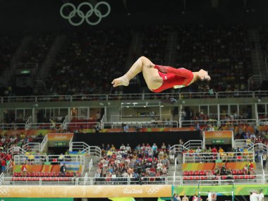 Kadın tüm-çevrede jimnastik Rio 2016 Olimpiyatları, denge aleti üzerinde Olimpiyat Şampiyonu Amerika Birleşik Devletleri Aly Raisman yarışıyor 