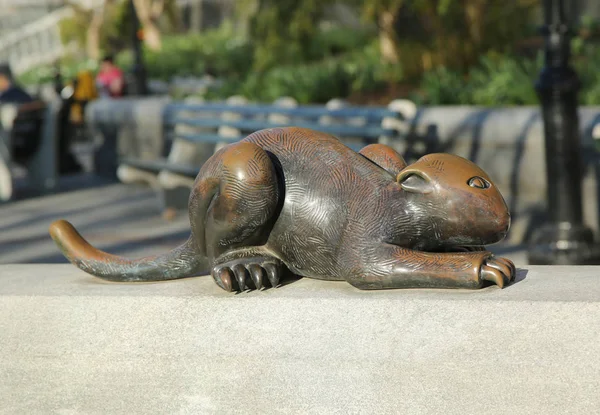 Brązu rzeźby o stałych publicznych kompozycji The Real World utworzonych przez amerykański rzeźbiarz, Tom Otterness znajduje się w Rockefeller parku Battery Park City, Lower Manhattan — Zdjęcie stockowe