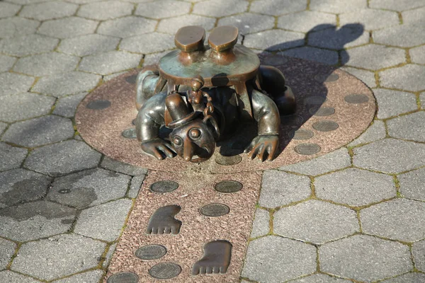 Brązu rzeźby o stałych publicznych kompozycji The Real World utworzonych przez amerykański rzeźbiarz, Tom Otterness znajduje się w Rockefeller parku Battery Park City, Lower Manhattan — Zdjęcie stockowe