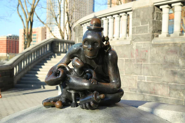 Бронзовые скульптуры на постоянных общественных работах Реальный мир, созданный американским скульптором Томом Оттернессом, расположен в парке Рокфеллера в Бэттери-Парк-Сити, Нижний Манхэттен — стоковое фото