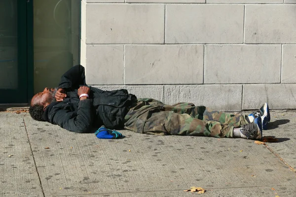 Homeless man in Downtown Brooklyn, New York — Stock Photo, Image