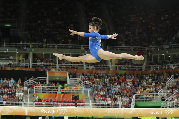 Kunstturnerin seda tutkhalyan vom russischen Verband tritt beim Mehrkampf der Frauen in Rio 2016 am Schwebebalken an — Stockfoto