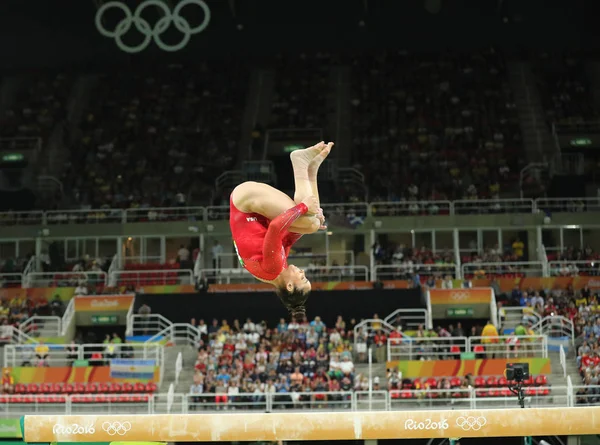 Олимпийский чемпион США Али Райсман выступает на бревне на Олимпийских играх в Рио-2016 — стоковое фото