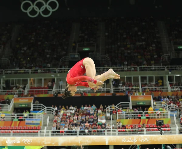 La campeona olímpica Aly Raisman de Estados Unidos compite en la barra de equilibrio en la gimnasia femenina en los Juegos Olímpicos de Río 2016 — Foto de Stock