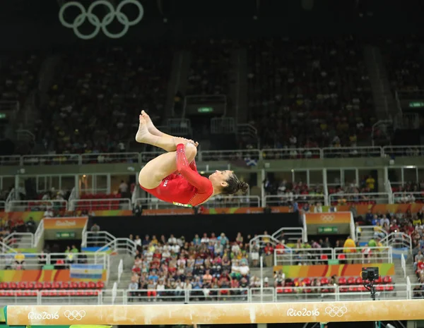 La campeona olímpica Aly Raisman de Estados Unidos compite en la barra de equilibrio en la gimnasia femenina en los Juegos Olímpicos de Río 2016 — Foto de Stock