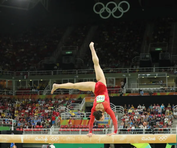 Olympijská vítězka Aly Raisman Spojené státy soutěží na kladině ve víceboji gymnastika žen na olympijské hry Rio 2016 — Stock fotografie